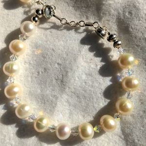 Genuine Freshwater pearl + Swarovski bracelet. New Magnetic clasp. Boxed, White